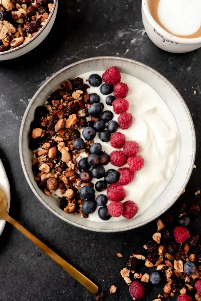 doručak za mršavljenje Jogurtom i svježe voće.